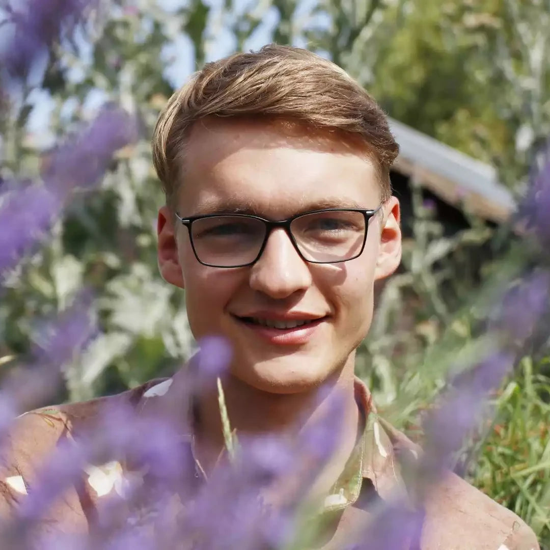 Robinga Schnögelrögel in seinem naturnahen Garten