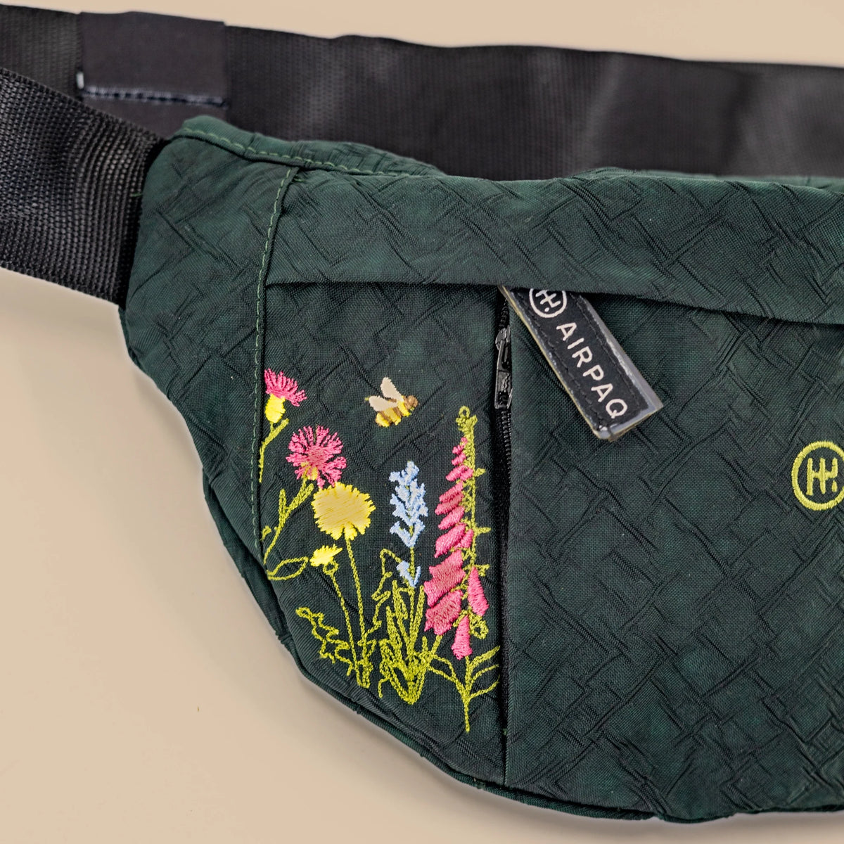 Hip Baq Large Robinga-Edition Auflage 2 – Detailaufnahme der linken Blumenstickerei