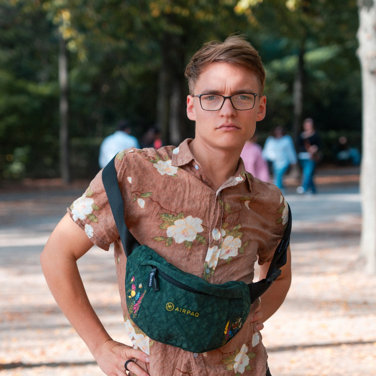 Hip Baq Large Robinga-Edition Auflage 2 quer vor der Brust getragen